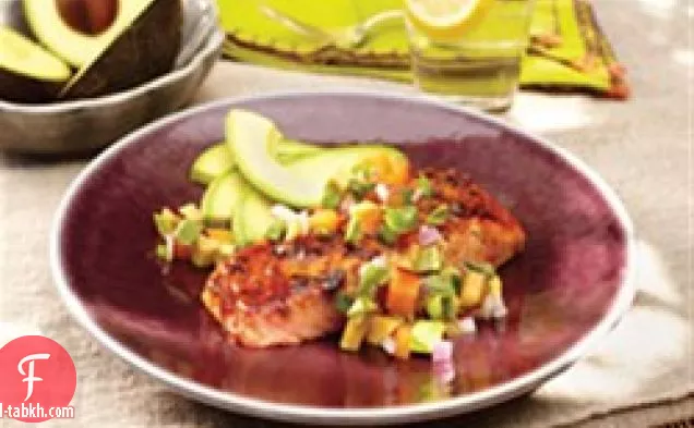 سمك السلمون المشوي المتبل مع الأفوكادو وصلصة الفاكهة الحجرية