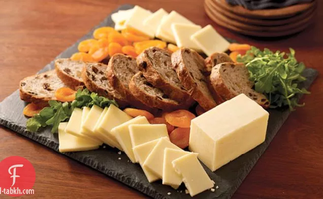 المفرقع برميل الجبن المجلس مع الفاكهة والخبز