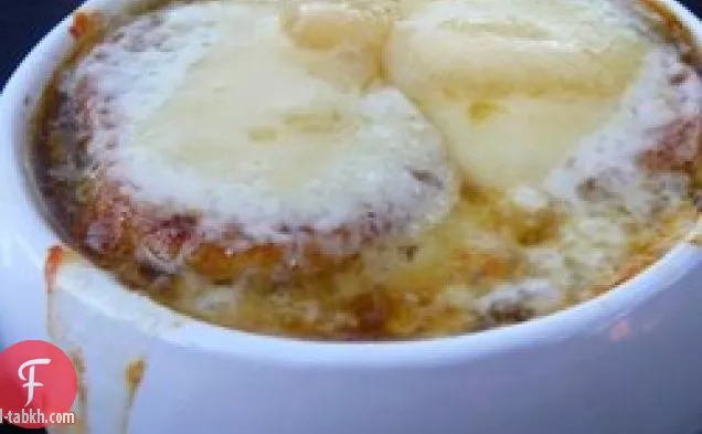 حساء البصل الفرنسي على طراز المطعم