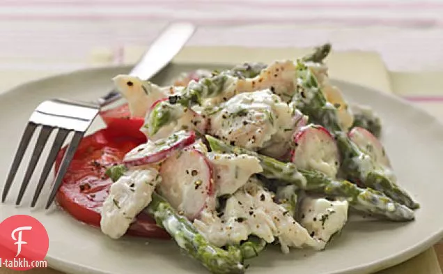 سلطة الدجاج مع الهليون وصلصة الشبت الكريمية