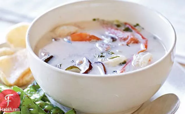 حساء التايلاندية الساخنة والحامضة مع الروبيان