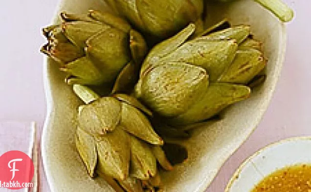 خرشوف صغير مع صلصة الخل الدافئة