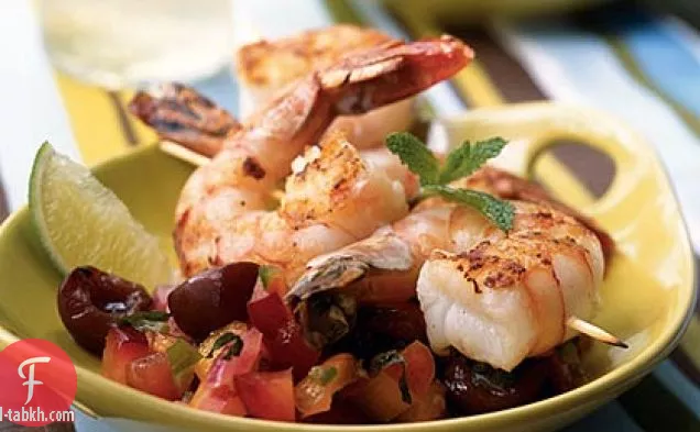 أسياخ الروبيان المشوي مع صلصة الفاكهة الصيفية