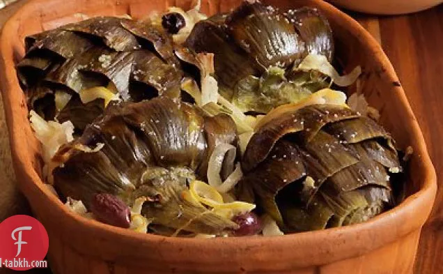 خبز ، خرشوف مع بصل ، ليمون ، زيتون كالاماتا وإكليل الجبل