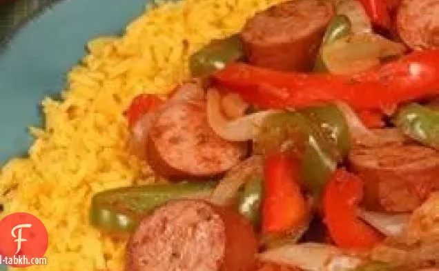 أرز أصفر حار ونقانق مدخنة