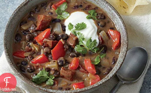 شوربة الفاصوليا السوداء مع الكوريزو والليمون