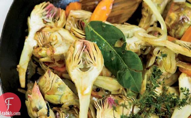 الخرشوف الطفل مطهو ببطء مع كوليس الطماطم