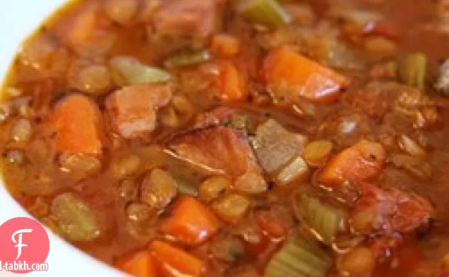 طباخ بطيء شوربة العدس ولحم الخنزير