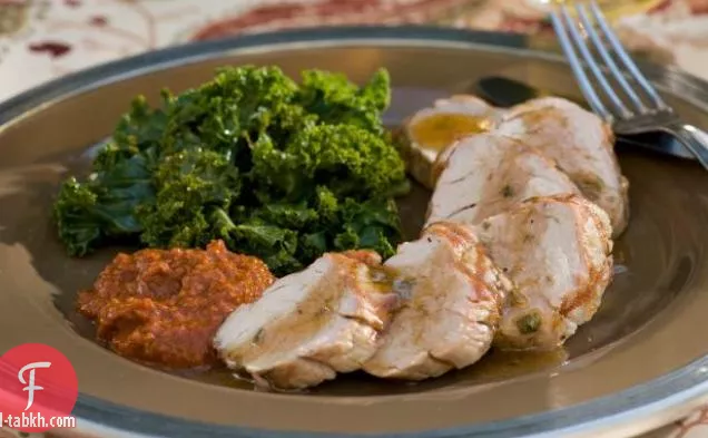 لحم خنزير مشوي مع روميسكو بالبندق وخل الأوريجانو الطازج