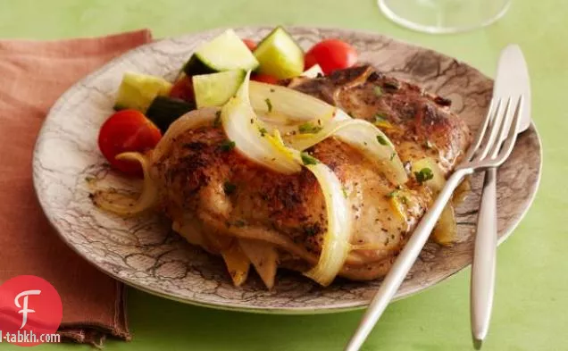 شرائح لحم الخنزير المحشوة بالتفاح والبصل مع مرق البرتقال والأناناس