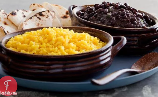 الفاصوليا السوداء الحارة والأرز الأصفر
