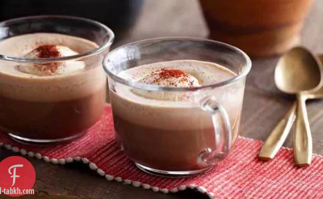 حار متبل المكسيكي الشوكولاته الساخنة مع الآيس كريم غبار مع مسحوق الفلفل الحار