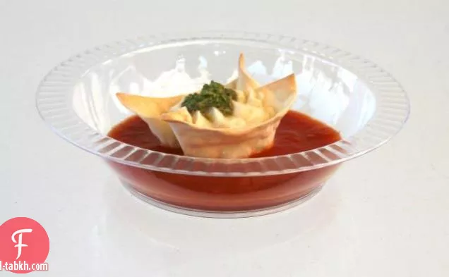 موس الجبن في 'مخروط' مع صلصة الطماطم الحارة والبيستو جرجير