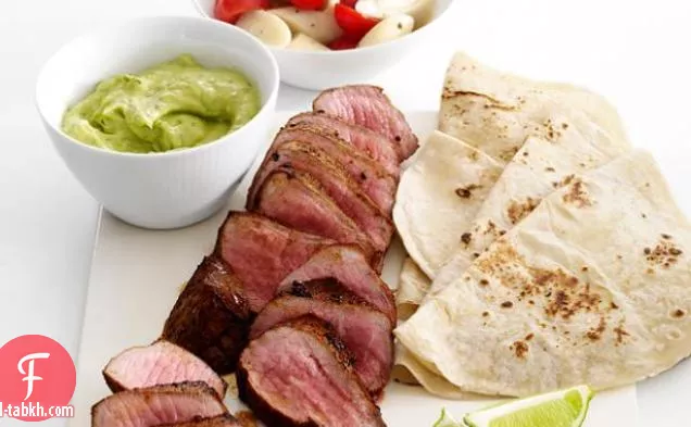 ستيك مع صلصة الأفوكادو وسلطة الطماطم