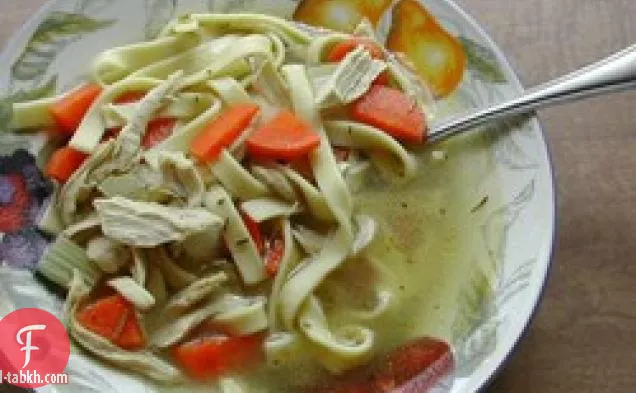 شوربة نودلز الدجاج روزماري