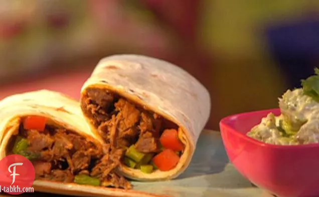 تاكو لحم بقري ناعم مع كريمة الأفوكادو بالثوم وصلصة الهليون المحمصة