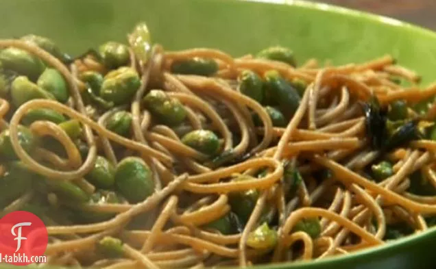 شرائح لحم الخنزير بالبرتقال والسمسم مع نودلز ترياكي من القمح الكامل