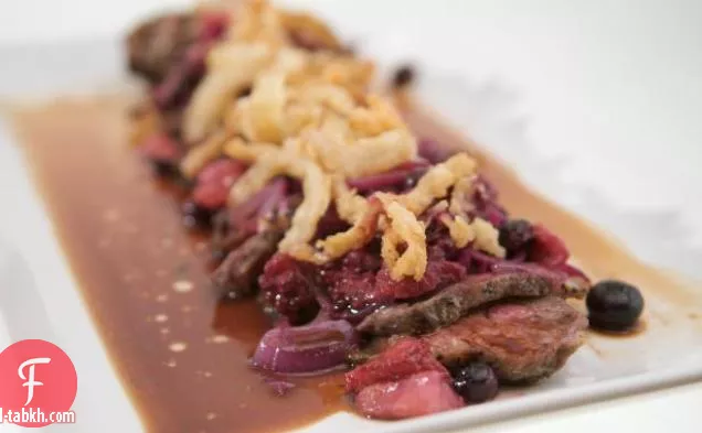 نيويورك ستريب ستيك مع نكهة ثلاثية التوت ، سلاسل البصل المقرمشة والمعكرونة المخبوزة والجبن مع بروسسيوتو وزيت الكمأة