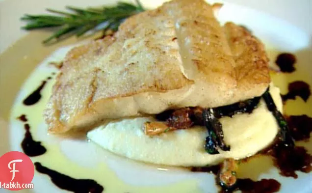 السمك مع عصيدة من دقيق الذرة والفطر: ميرلوزو يخدع عصيدة من دقيق الذرة ه فونغي