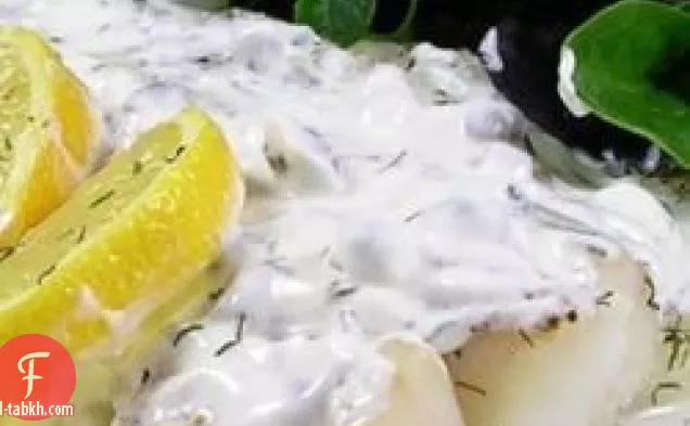 السمك المفلطح المخبوز مع الشبت وكريم الكبر