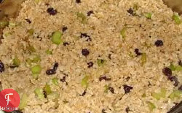 الزبيب والتوابل الأرز البني