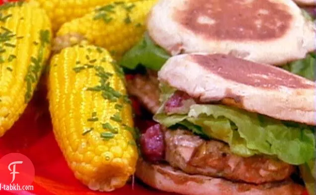 برغر ديك رومي التوت البري ، يقدم مع الذرة على قطعة خبز مع زبدة الثوم المعمر