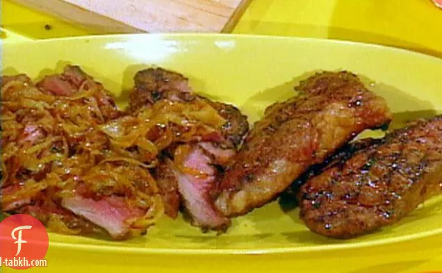 شرائح لحم الخاصرة مخنوق في البصل ، مع فطيرة البطاطا الروكفور وسلطة السبانخ مع صلصة لحم الخنزير المقدد
