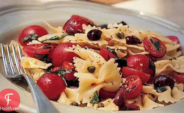 باستا ربطة عنق مع طماطم كرزية ونبات الكبر والريحان
