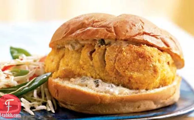 خبز دقيق الذرة-قشرة الهامور ساندويتش مع صلصة التارتار