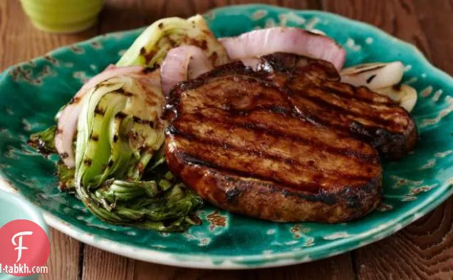 شرائح لحم الخنزير المشوية على الطريقة الكورية مع البصل الأحمر و بيبي بوك تشوي