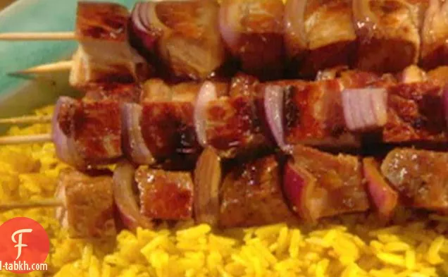ساتيه لحم الخنزير السنغافوري مع أرز الليمون والكاري