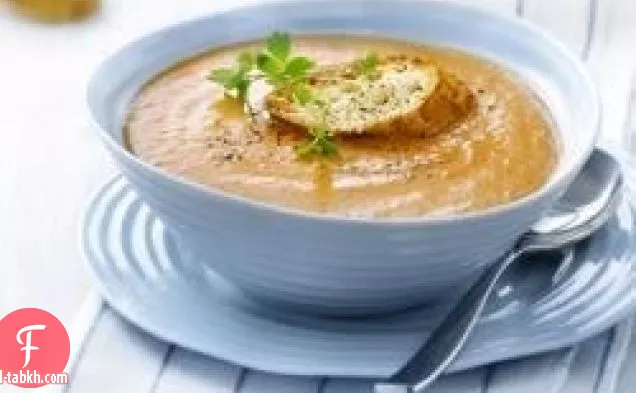 شوربة البصل والطماطم المحمصة مع جبنة كروتون