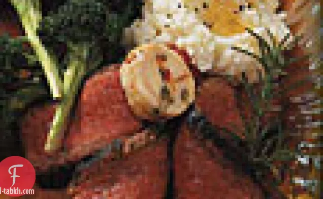 شرائح لحم ضلع محمر مع جبن الماعز والكبر وزبدة الطماطم المجففة بالشمس