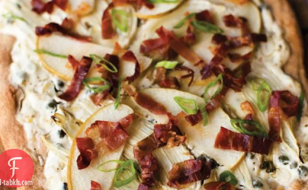 بيتزا قشرة مكتوبة مع وصفة الشمر والبروسسيوتو والتفاح