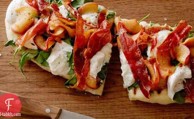 بيتزا صيفية مشوية مع خوخ بالكراميل وبوراتا وجرجير وسيرانو مقرمش