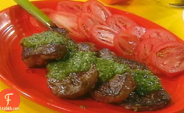 شرائح لحم من الحديد المسطح مع صلصة خضراء رائعة وجوزي