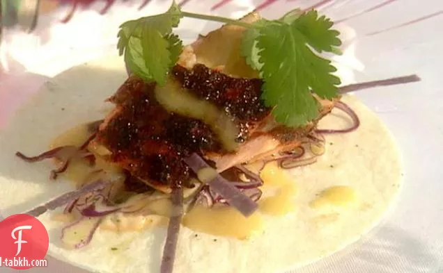 تاكو سمك السلمون مع الكرنب الأحمر وسلطة الكرنب وصلصة التشيلي المدخنة