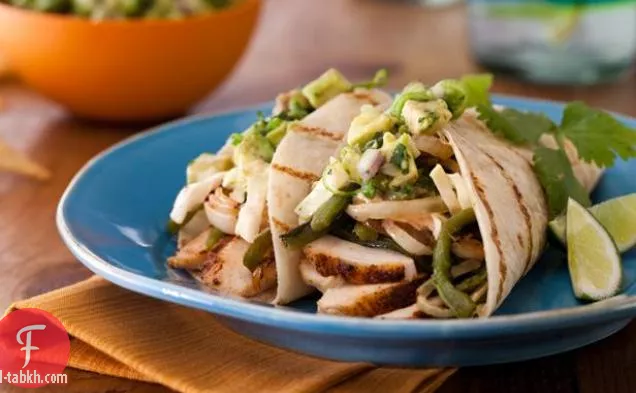 تاكو صدر دجاج مبشور بالتوابل مع بوبلانوس مشوي وبصل مشوي وسلطة كول سلو