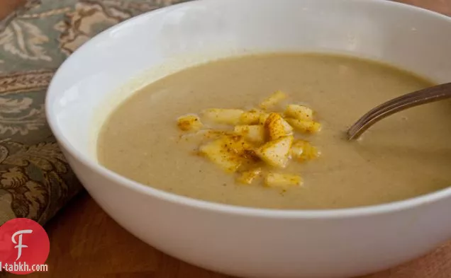 شوربة القرنبيط والتفاح بالكاري