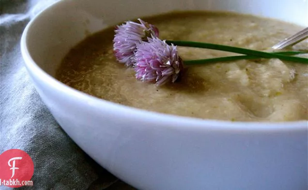 حساء القرنبيط مع الهيل وجوزة الطيب