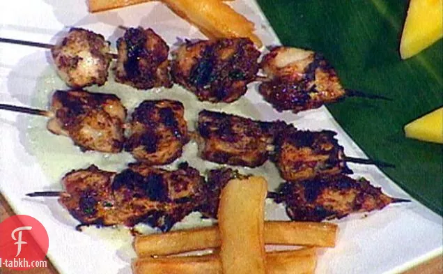 ريغي بوب مارلي: أسياخ صدور الدجاج المتبلة, مشوي على الفحم ويقدم مع صلصة غمس الخيار الكريمية وبطاطس اليوكا