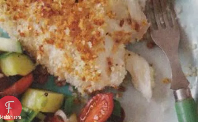 سمك مغطى بالبانكو مع سلطة يونانية سهلة