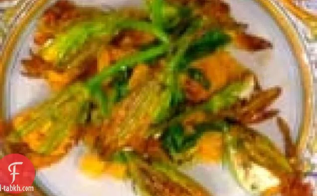 زهور الكوسة المقلية مع الجاموس الريكوتا: فيوري دي زوكا فريت كون ريكوتا دي بوفالا إي بومودوري