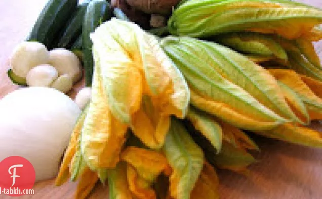ريزوتو مع سوق المزارعين أزهار الاسكواش الطازجة وزوك الطفل