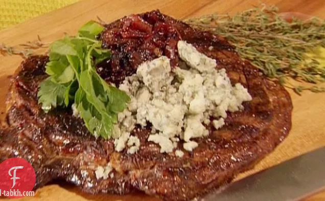 شريط نيويورك مع الجبن الأزرق ومربى البصل فيداليا وسلطة البطاطس الدافئة مع صلصة الخردل