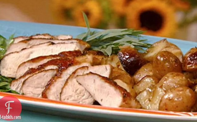 لحم الديك الرومي المشوي مع البطاطس الجديدة ومرق الطرخون