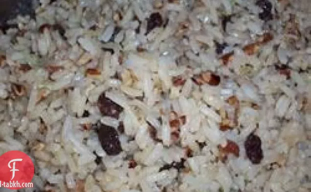 أرز سكران مع المكسرات والتوت