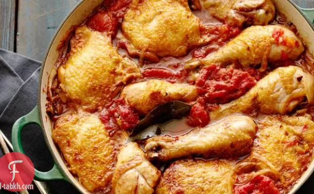 أفخاذ الدجاج مطهو ببطء والساقين مع الطماطم
