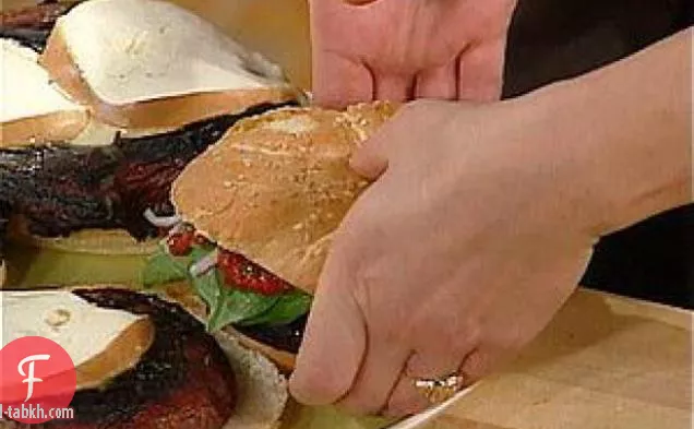 برجر بورتوبيللو مع معجون الفلفل المشوي وجبن الموزاريلا المدخن