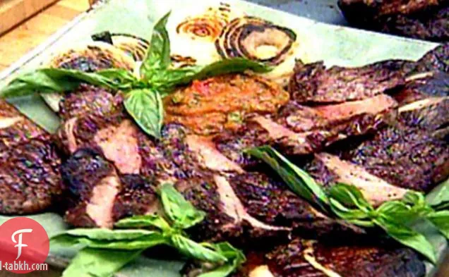 شريحة لحم نيويورك المشوية مع صلصة مشوية بالنار والفطر المشوي والهليون